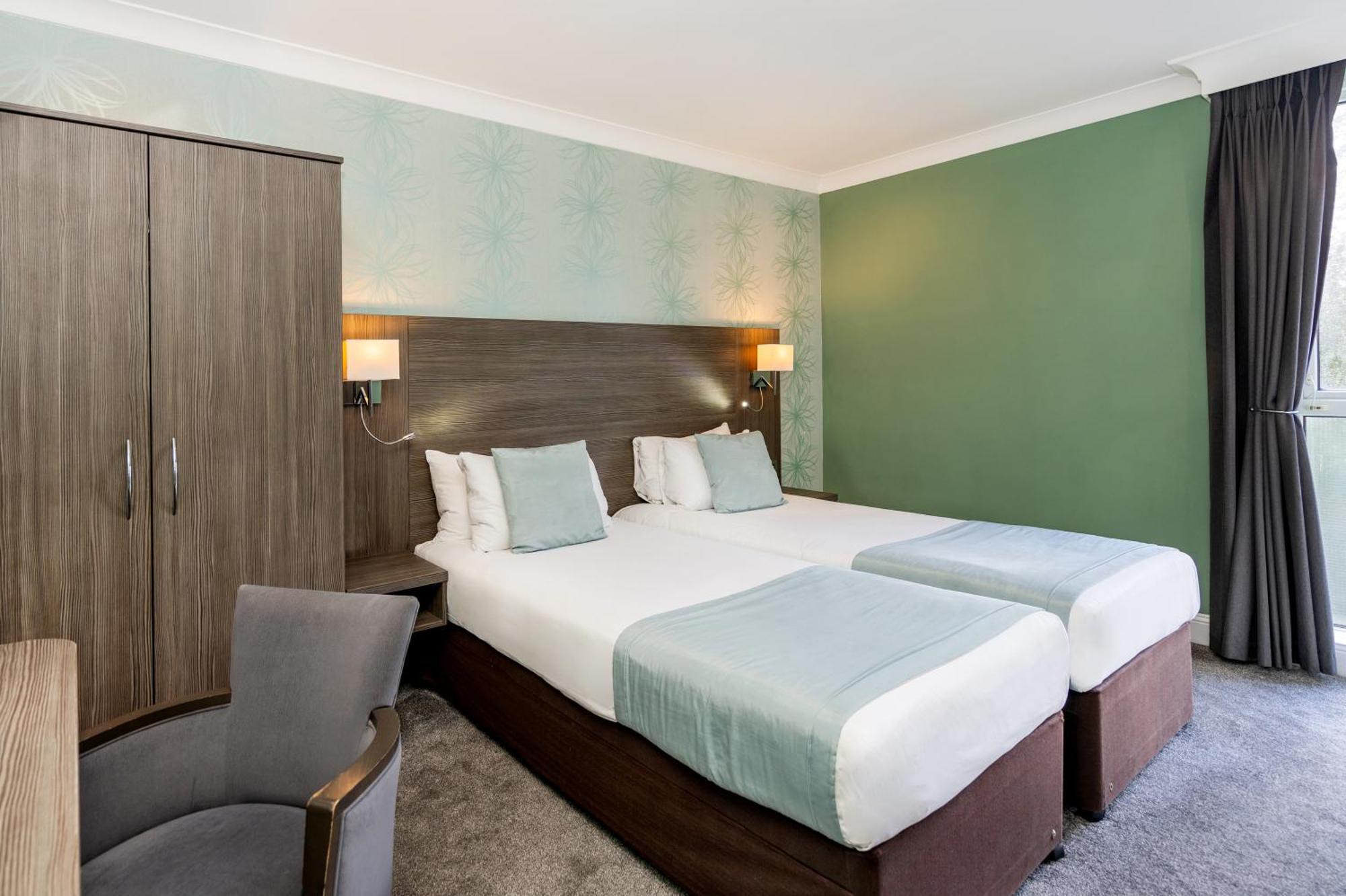 Bromley Court Hotel London Exterior foto